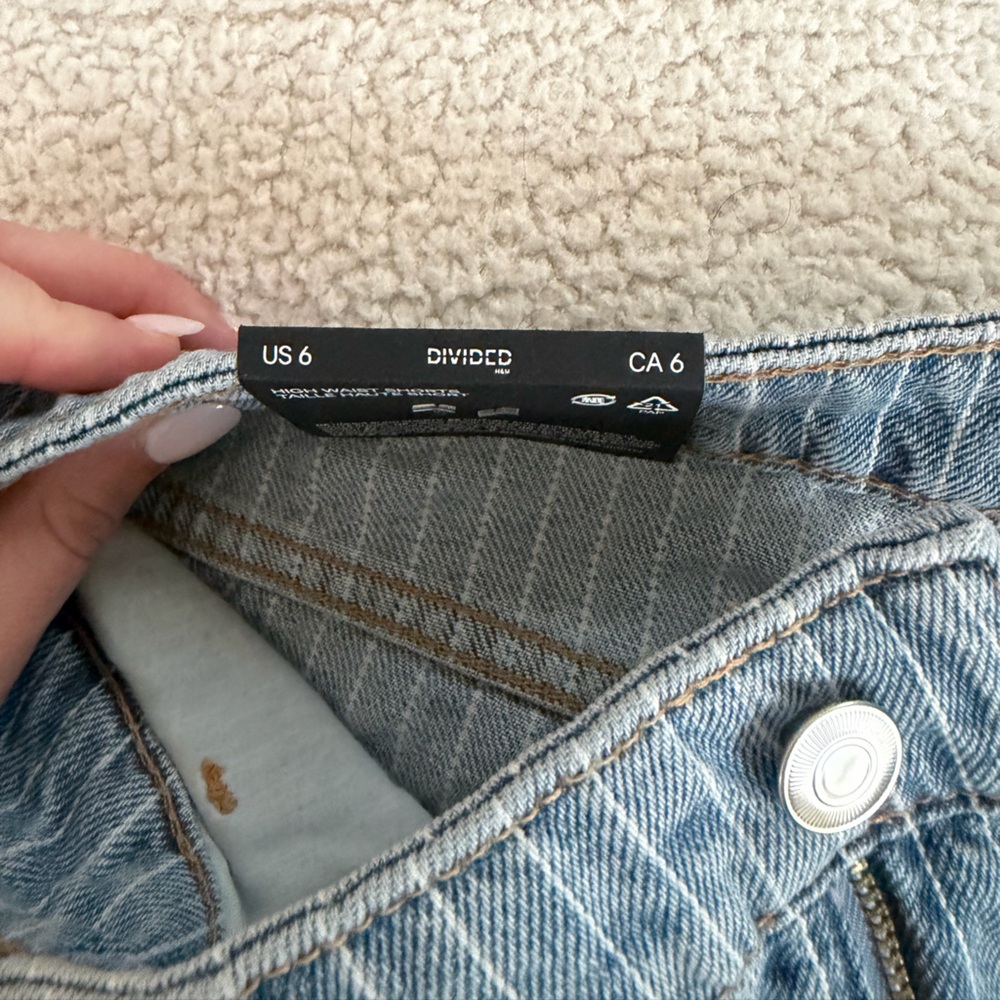 FINAL PRICE BEFOFE DONATION-
H&M High denim short - Picture 4 of 5
